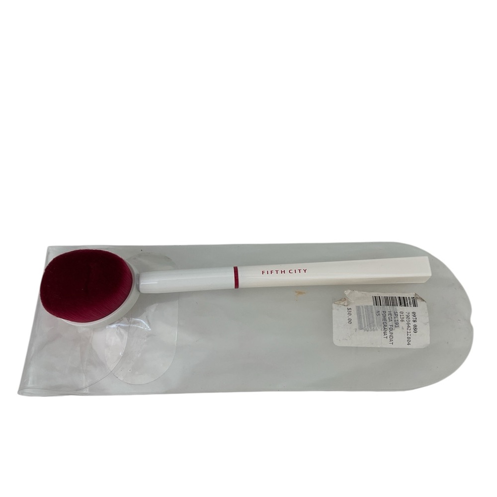 Fifth City Mega Foundation Brush in Pomegranate NWT